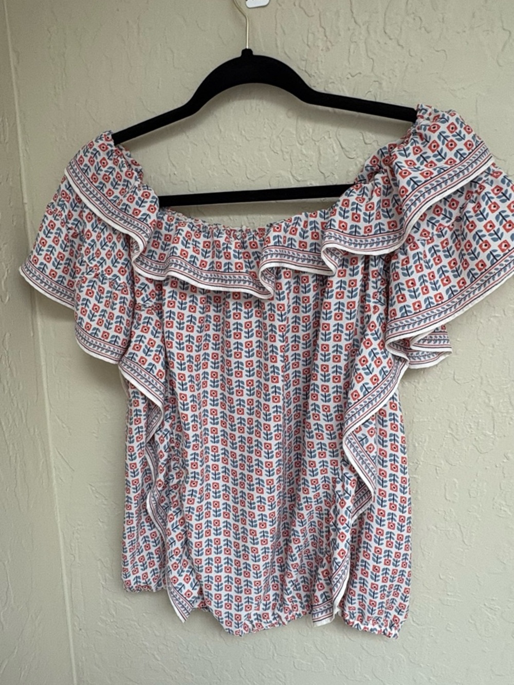 Max studios medium size Off-Shoulder Floral Print Ruffle Top in White and Coral